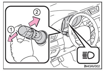 Toyota Avensis. Einschalten des Fernlichts