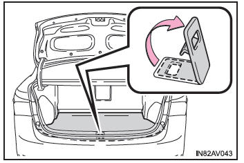 Toyota Avensis. Entnehmen des Wagenhebers (Stufenheckmodell)