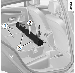 Renault Laguna. Aus-/Einbau des Gepäcktrennetzes