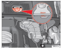 Seat Exeo. Abb. 175 Motorraum: Markierungen am Bremsflüssigkeitsbehälter