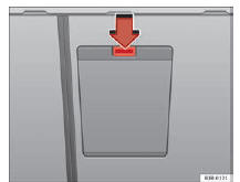 Seat Exeo. Abb. 115 Ausschnitt der Rücksitzbank von hinten: Deckel des Durchladesacks