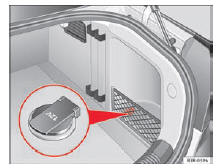 Seat Exeo. Abb. 123 Ausschnitt aus Seitenverkleidung des Gepäckraums: 12 Volt Steckdose